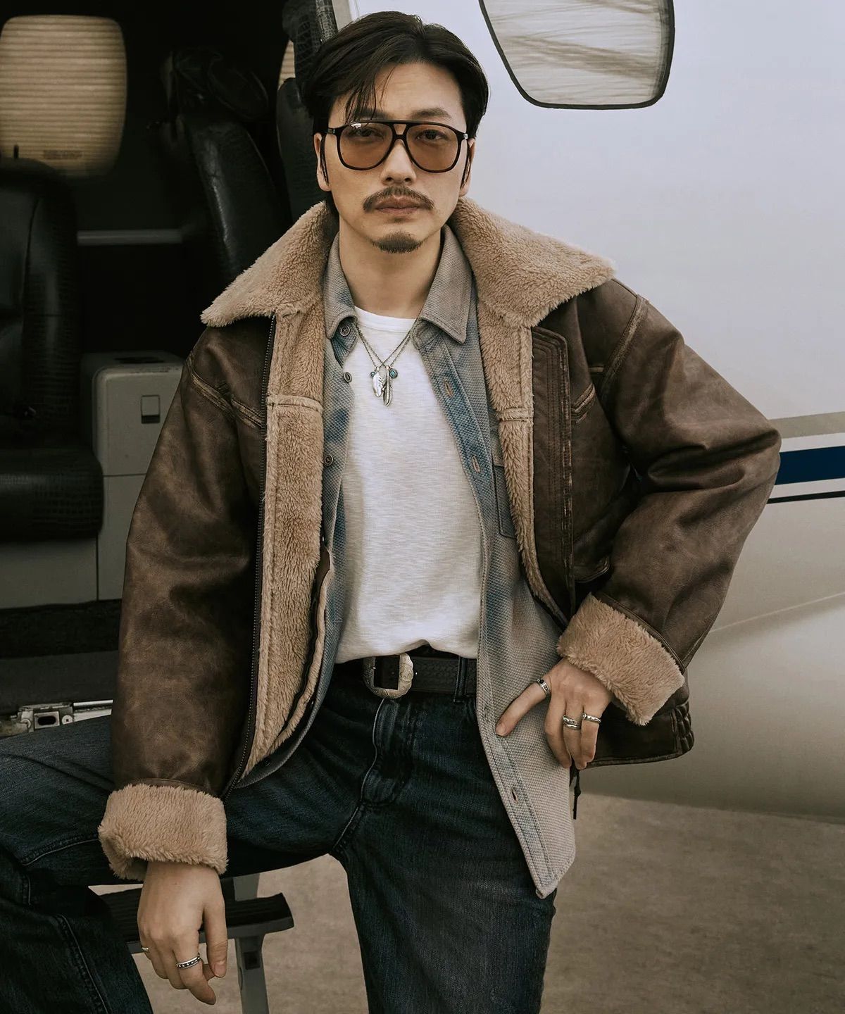 빛바랜 듯한 브라운 겉감에 베이지색 퍼를 더한 버커루 무스탕. / 이미지 출처: 무신사