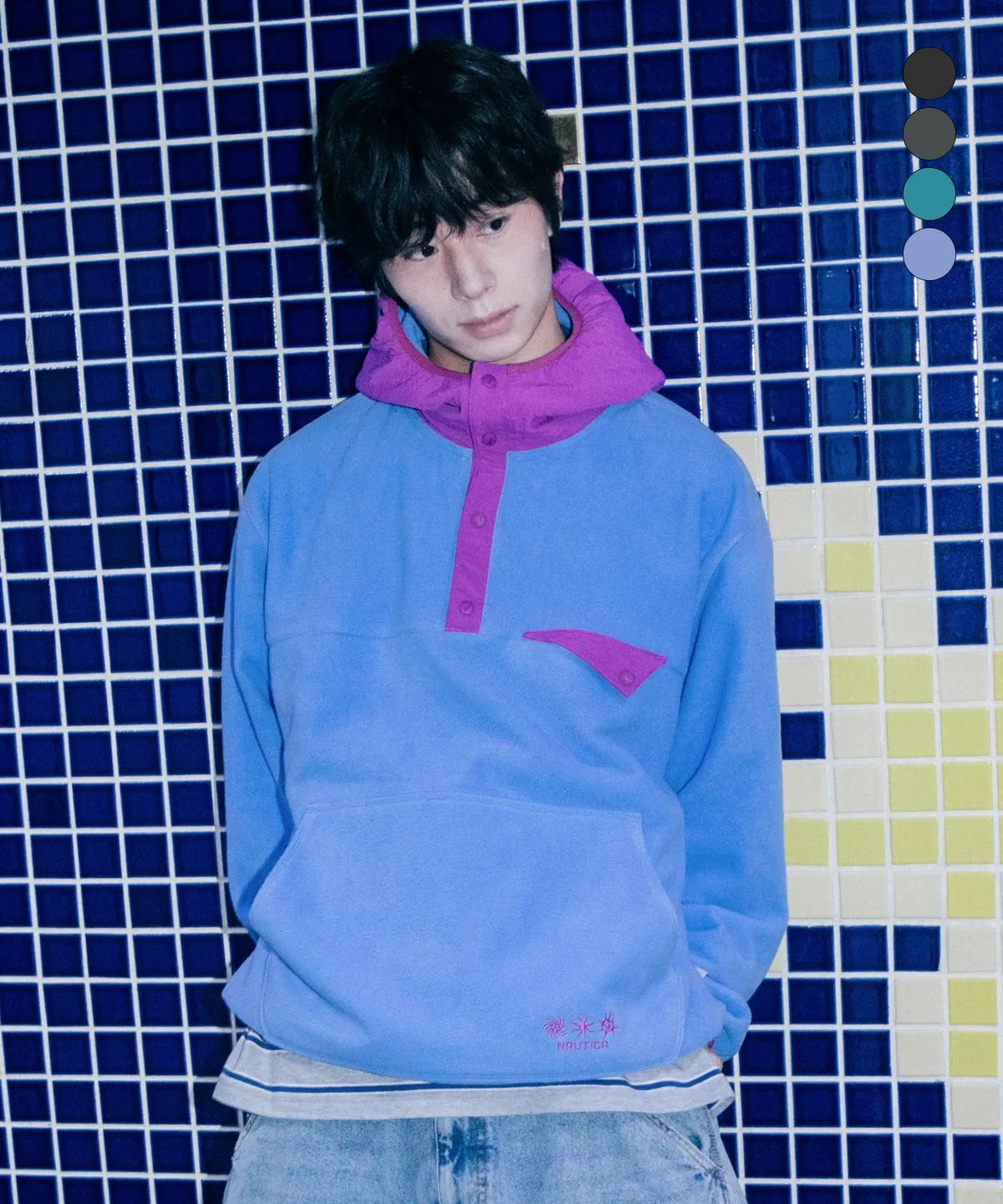 후드와 앞판 아래의 큼직한 캥거루 포켓 덕분에 편안하고 캐주얼한 인상이 강한 제품. / 이미지 출처: 무신사