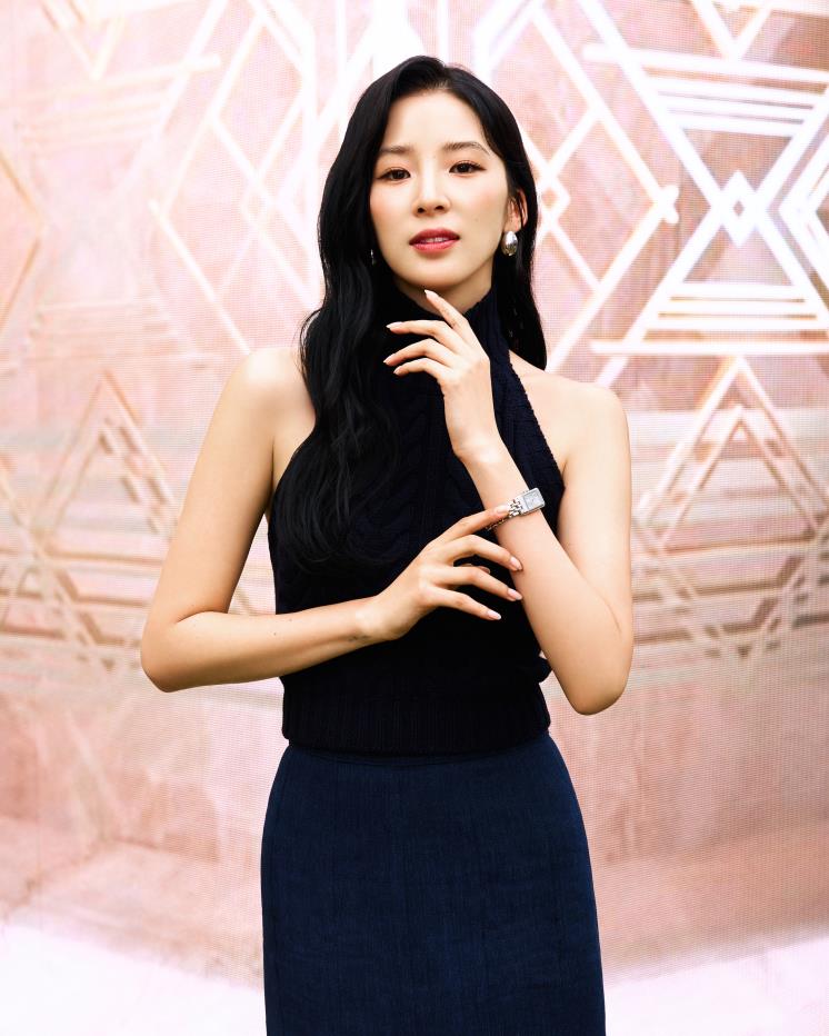 예거 르쿨트르 리베르소 원을 착용한 모델 아이린
