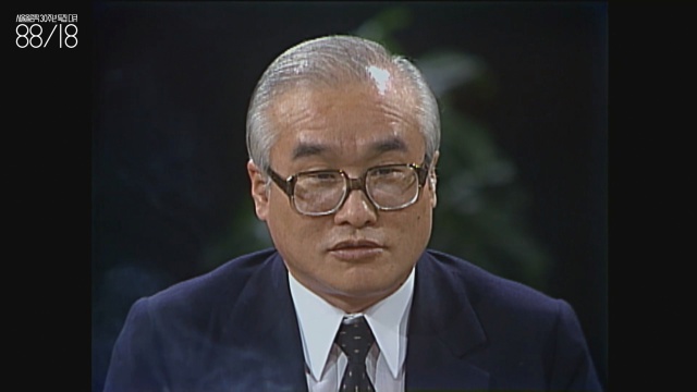 김우중(1936~) 당시 대우그룹 회장 겸 대한요트협회 회장이자 대한축구협회 회장.  “나는 장사를 오래 해서인지 사방을 돌아다니면 돈이 깔려 있다고”라는 대사를 남겼다. 