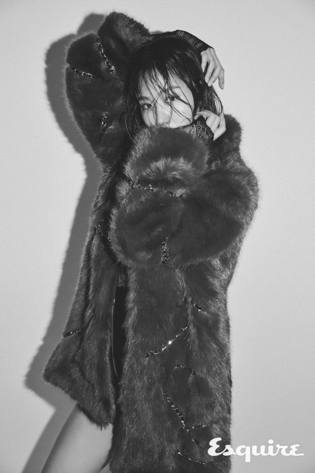 페이크 퍼 재킷, 시스루 톱 모두 H&M × MOSCHINO.