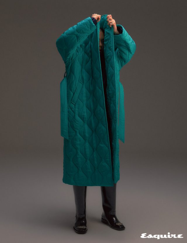 이불에서 영감을 받은 플라워 자카르 누빔 랩코트, 남색 셔츠, 데님 팬츠, BB 로고 장식의 레인 부츠 모두 발렌시아가.