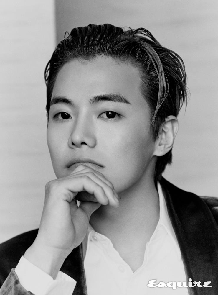 벨벳 재킷 김서룡. 턱시도 셔츠 미스터 피.