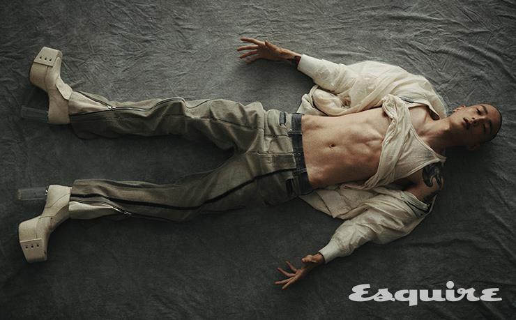 보머 재킷, 슬리브리스, 팬츠, 플랫폼 부츠 모두 가격 미정 릭 오웬스.