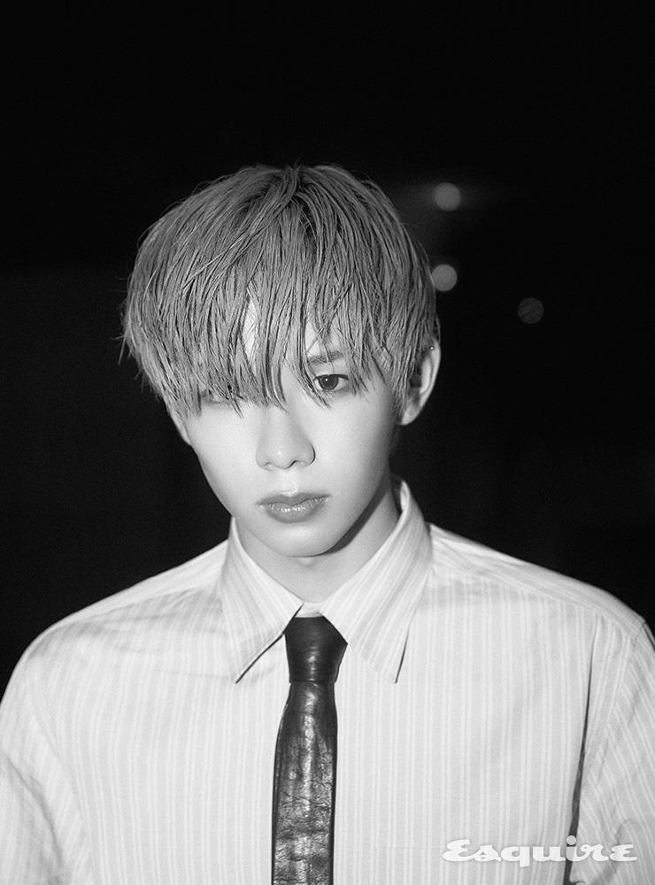 스트라이프 셔츠, 레더 타이 모두 구찌.