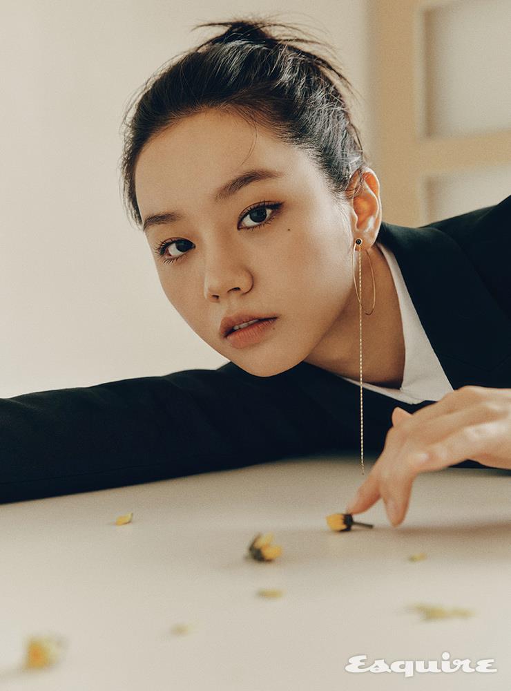 화이트 셔츠, 블랙 재킷 모두 디올. 이어링 페르테.