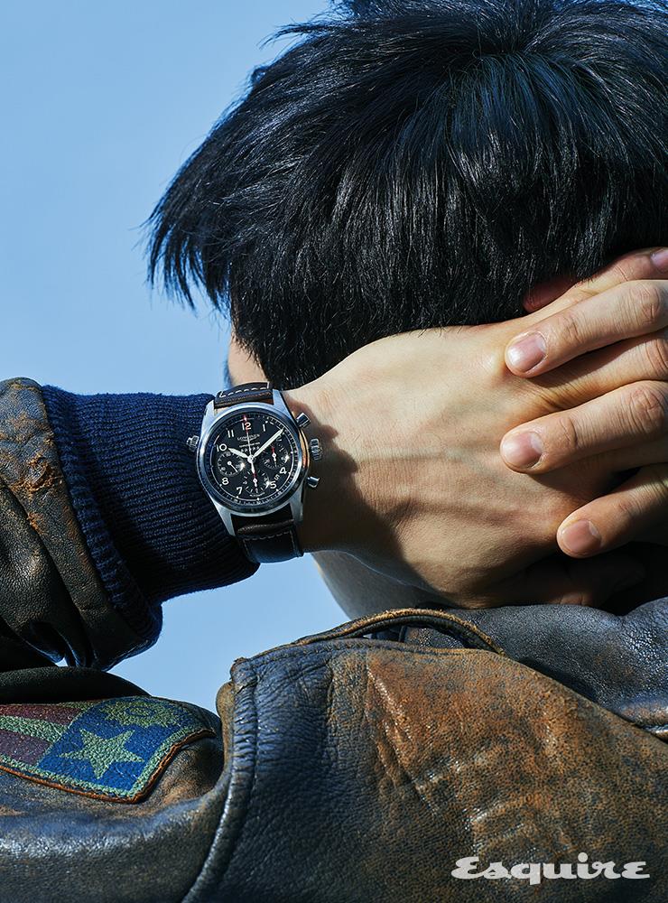 42mm 케이스와 서브 다이얼의 균형이 절묘하다. 실리콘 헤어스프링을 사용한 컬럼휠 크로노그래프 무브먼트 L688.4를 사용했다. 4백10만원 론진.