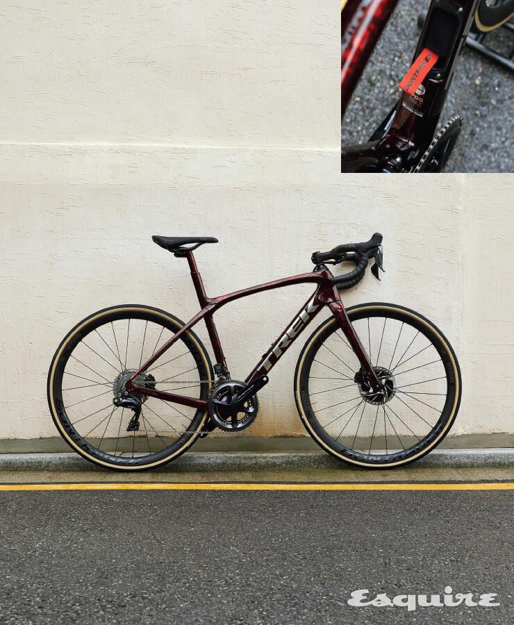  트렉의 새 로드 자전거 2020년식 도마니. 공기역학적인 프레임, 노면을 부드럽게 주파하는 아이소스피드(IsoSpeed) 기술로 피로도를 낮춘다. 장거리에도 무리 없다. 프레임 내부에 자전거 정비 공구를 넣을 수 있는 은닉형 보관함도 있다. 도마니 SLR 9 프로젝트 원 ICON 테마 ‘몰튼 마블’ 적용 스펙 1304만1000원.