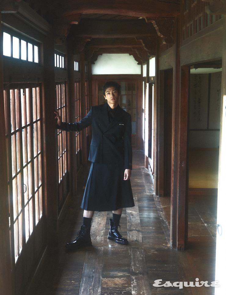 울 더블브레스티드 블레이저 가격 미정, 플라워 장식 셔츠 가격 미정, 플리츠 퀼로트 266만원 모두 베르사체. 록 스터드 부츠 343만원 발렌티노.