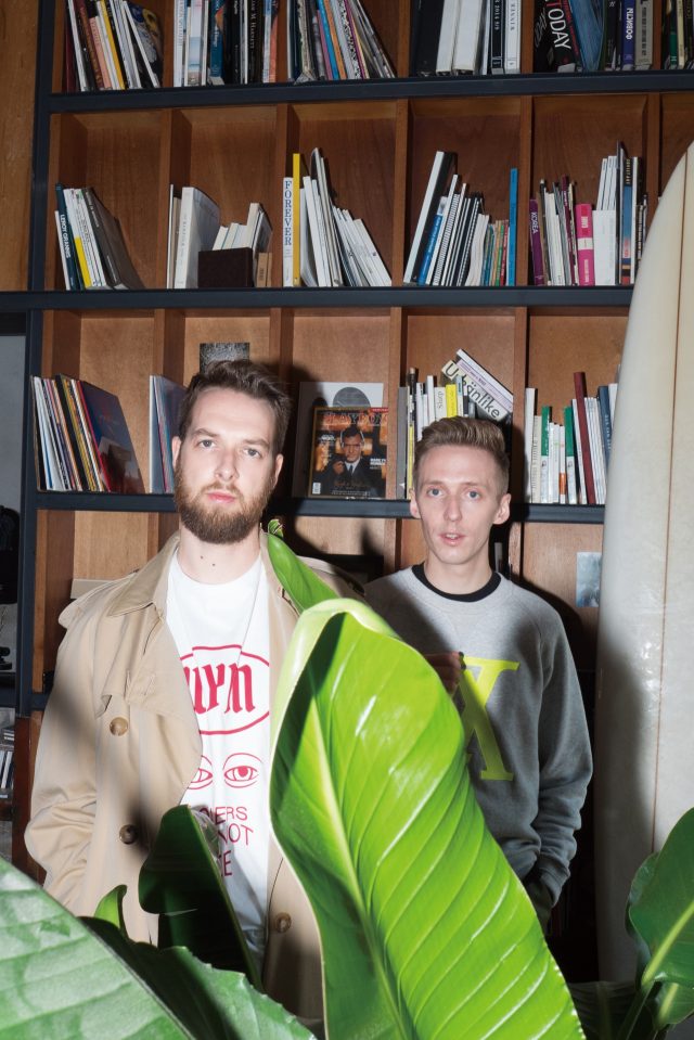 (제임스) 스웨트셔츠 루이비통. 블랙 티셔츠 MSGM. 바지 에이카화이트. (앤디) 트렌치코트 버버리. 티셔츠 우영미.