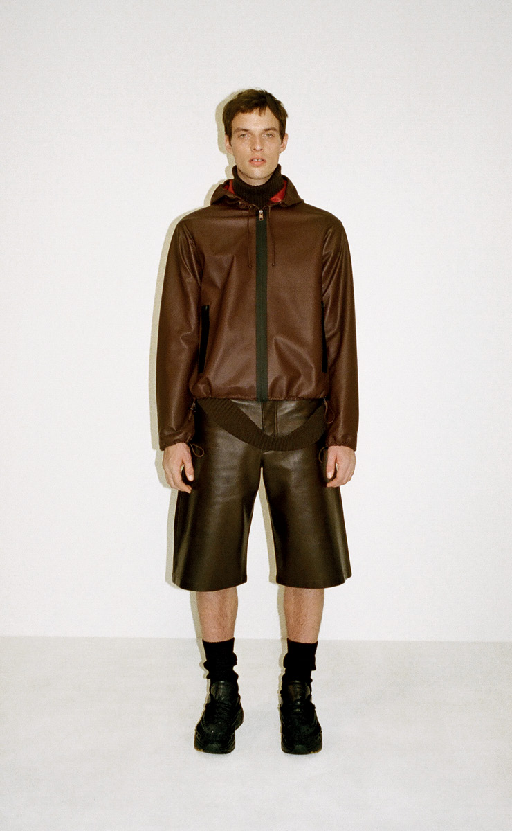 새 크리에이티브 디렉터 다니엘 리의 첫 컬렉션은 하우스의 아이덴티티를 보여주면서도 자신감이 넘쳤다.