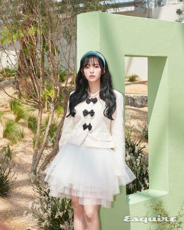 화이트 재킷, 스커트 모두 라 실루엣 드 유제니. 슈즈 레이첼 콕스. 헤어밴드, 네크리스 모두 빈티지 헐리우드. 링 헤이.