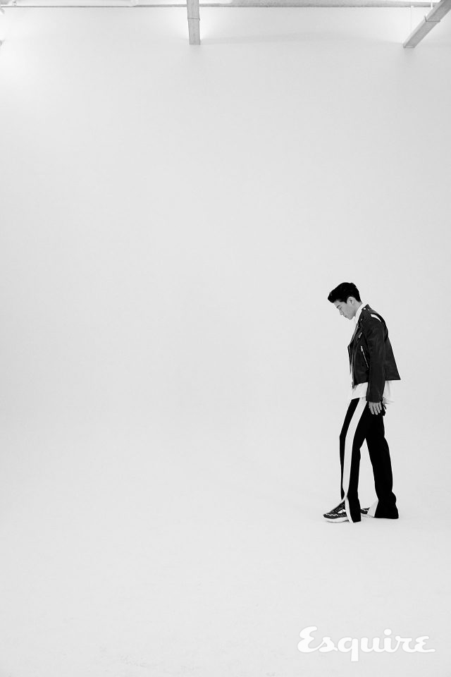 라이더 재킷, 셔츠, 바지, 신발 모두 발렌티노.