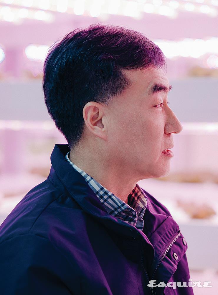 시설 내부를 안내해주고 있는 팜에이트 박종위 회장.