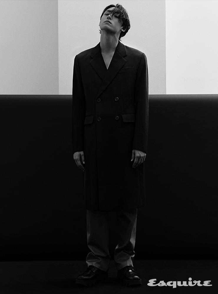 울 코트, 팬츠, 슈즈 모두 프라다.