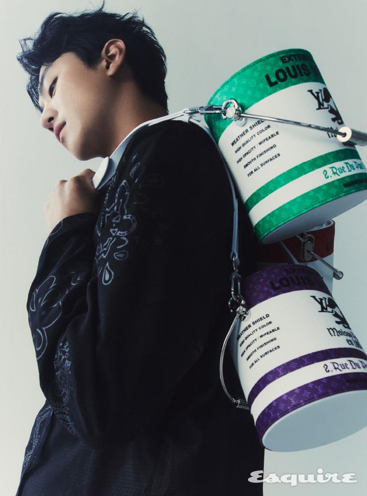 SB 멀티버튼 코트, LV 페인트 캔 백 모두 루이 비통.
