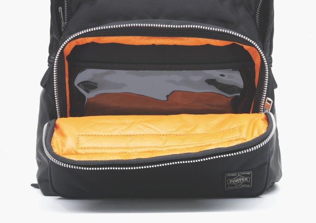 어디까지나 수납에 충실한 포터 탱커 백팩의 디테일. 안에 투명한 비닐 주머니가 하나 더 있다.