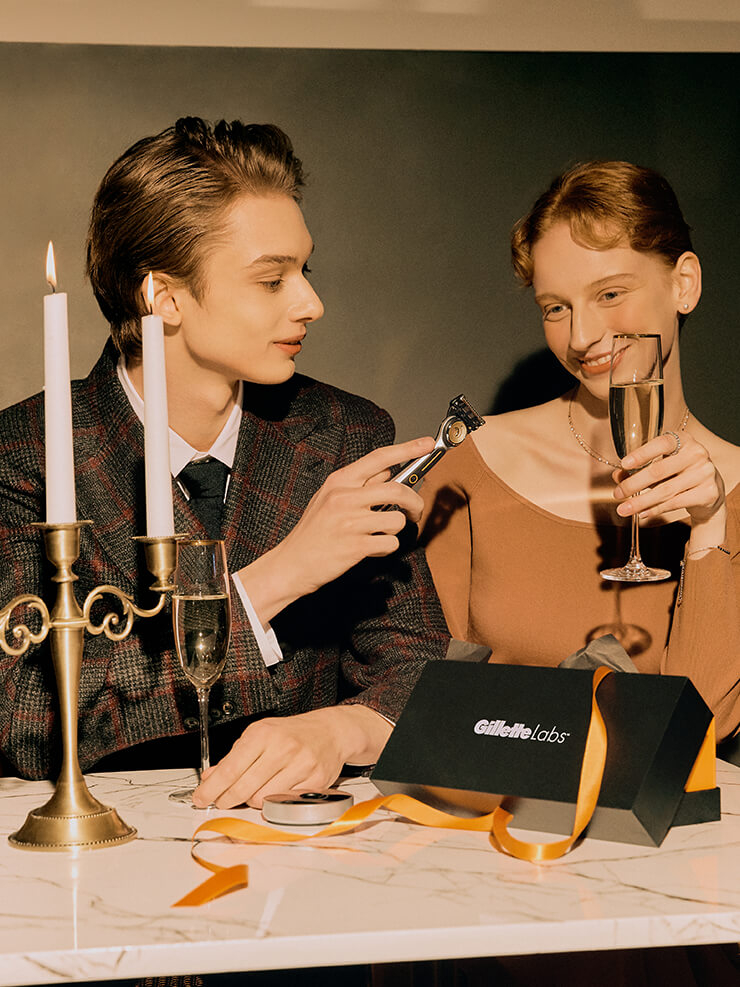 [히티드 레이저] 프리미엄 라인인 질레트 랩스에서 첫 번째로 선보이는 혁신적 면도기로, 1초 만에 따뜻해지는 온열 바가 장착돼 집에서 바버샵 스팀타월 셰이빙의 따뜻함을 경험할 수 있다. 매일 아침 즐겁고 럭셔리한 그루밍 경험을 선사해줄 세계 최초의 온열 면도기다. 질레트 랩스.