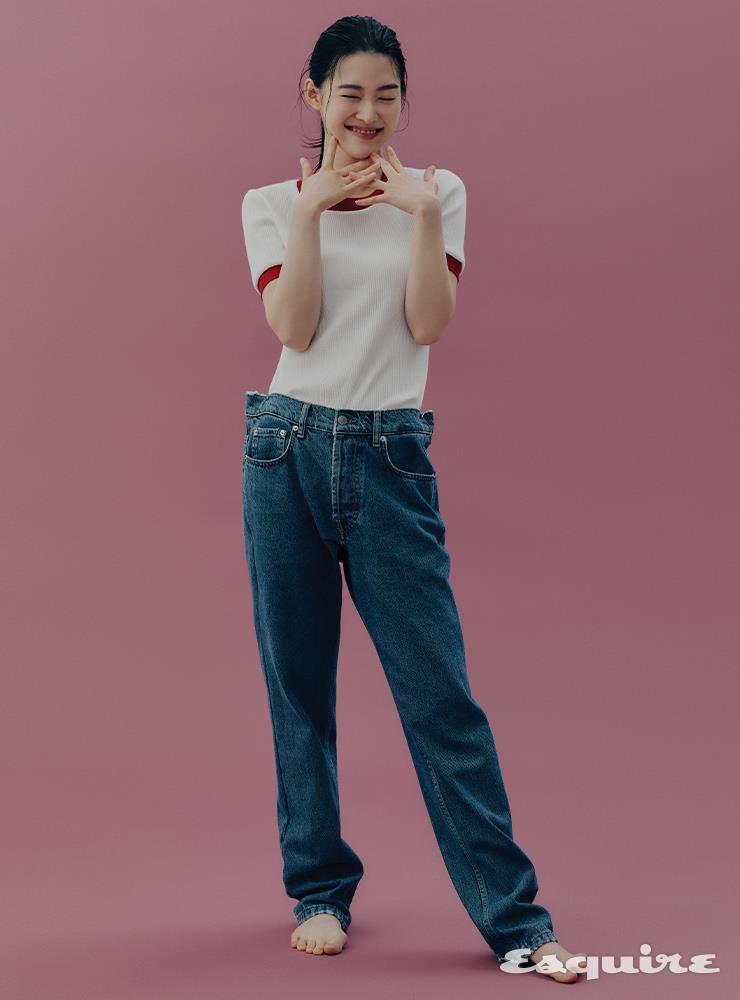 톱과 데님 모두 스타일리스트 소장품.