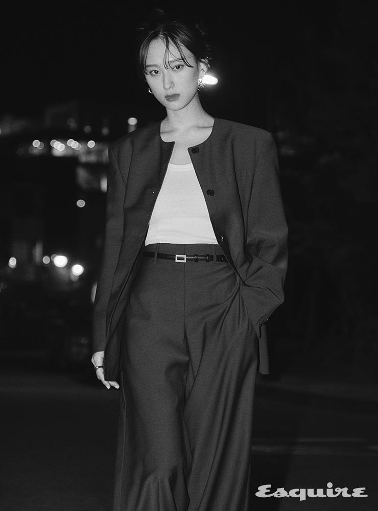 블루 재킷, 팬츠 렉토. 화이트 톱, 벨트, 이어링 모두 스타일리스트 소장품.