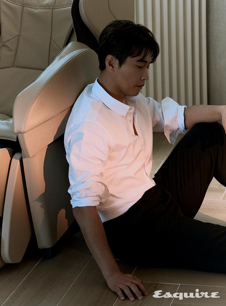 파나소닉 안마의자 리얼 프로 EP-MAK1은 3D 마사지 기법으로 머리부터 목, 어깨, 등, 허리, 엉덩이, 허벅지, 종아리 마사지는 물론 발바닥 지압도 가능하다.