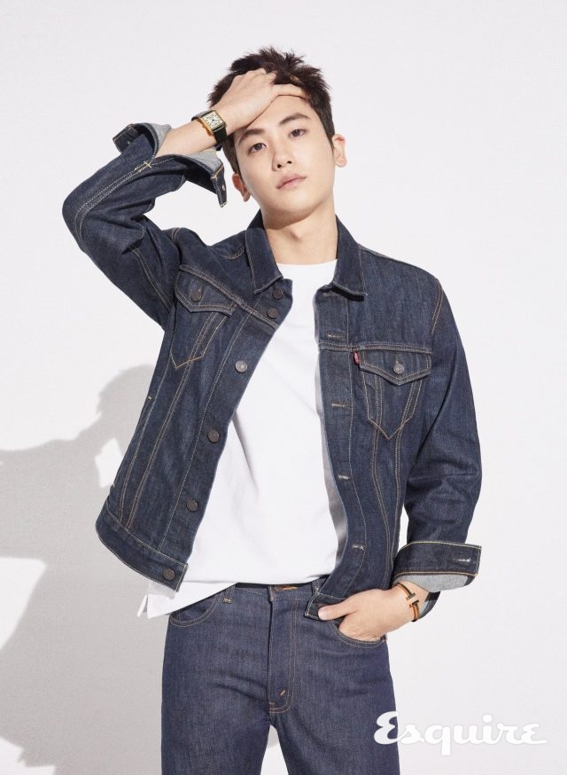 옐로 골드 케이스 티파니 스퀘어 워치 가격 미정 티파니. 청재킷 리바이스. 티셔츠 스타일리스트 소장품.