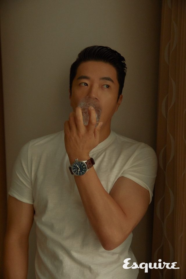 블루 다이얼 버전의 빅 파일럿 어린 왕자 에디션 워치 IWC. 티셔츠 맨온더분.