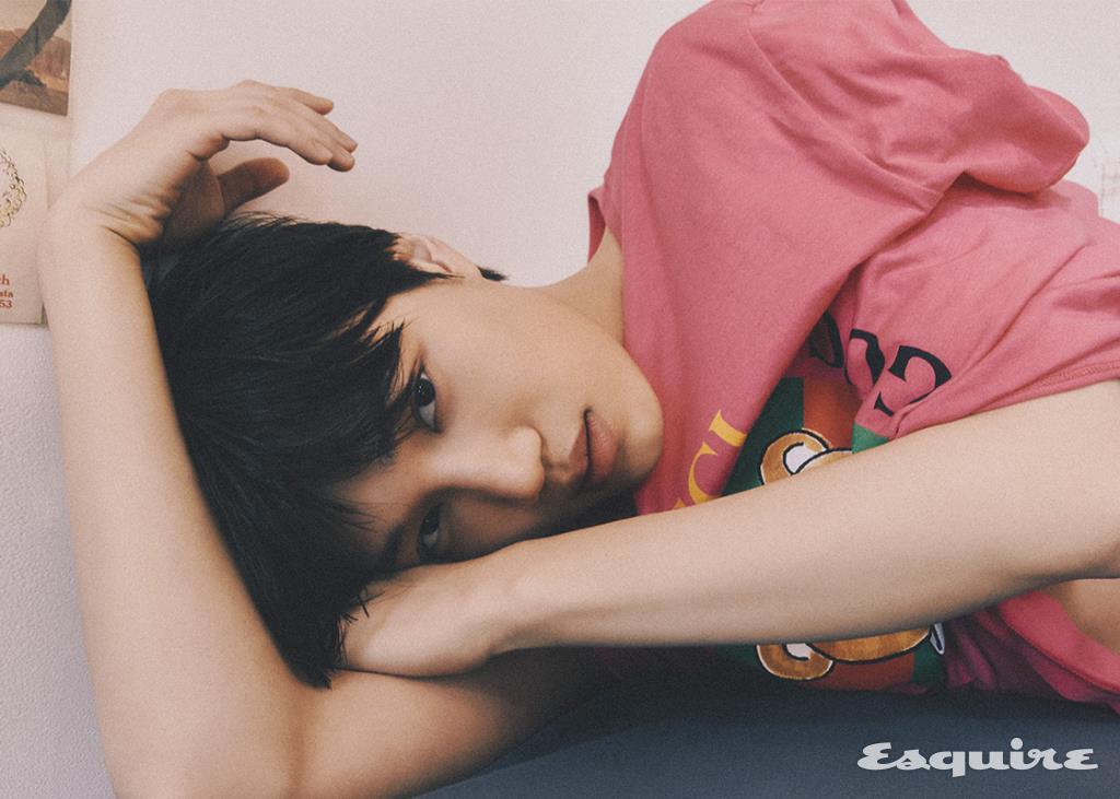 Kai x Gucci 핑크 티셔츠, 블루 데님 팬츠, 더블 G 버클 블랙 벨트, Kai x Gucci 볼캡 모두 구찌.