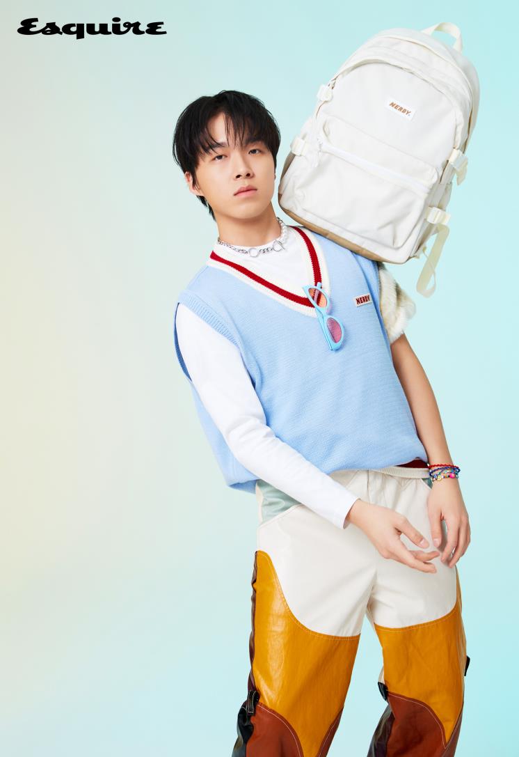 스카이 블루 니트 베스트, 화이트 백팩 모두 널디.