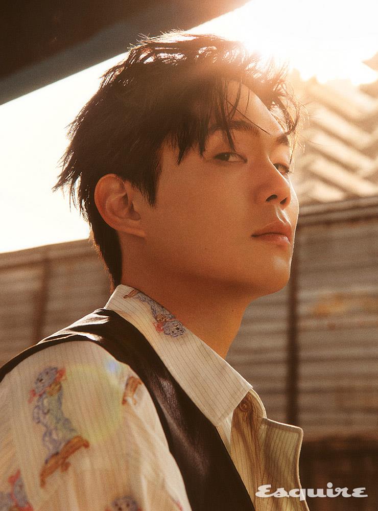 카무플라주 패턴 아우터 오클리. 화이트 셔츠 디올 맨. 니트 팬츠 토즈. 레더 베스트 스타일리스트 소장품.