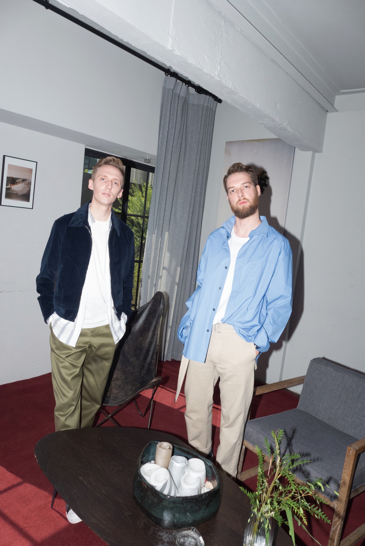 (제임스)코듀로이 재킷, 셔츠 모두 산드로 옴므. 티셔츠 아미. 바지 에이카화이트. 스니커즈 캘빈클라인 진. (앤디)오버사이즈 셔츠 우영미. 티셔츠, 바지 모두 아미.