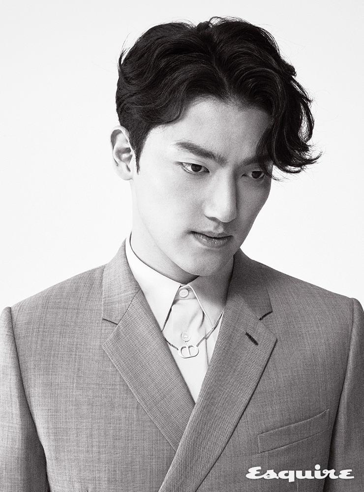 그레이 재킷, 블루 셔츠, 로고 네크리스 모두 디올 맨.