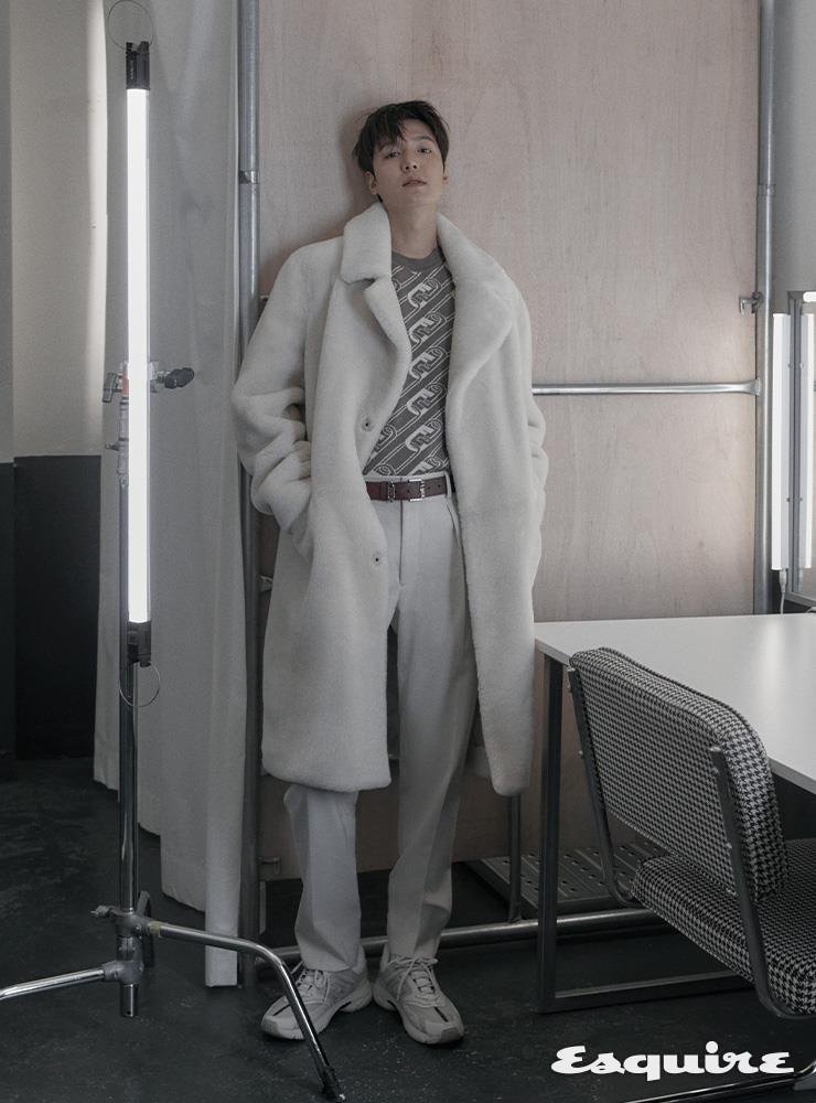 셰이브드 시어링 코트, 펜디 오’락 모티브 크루넥 스웨터, 울 팬츠, 펜디 패스터 스니커즈, 펜디 오’락 메탈 루프가 특징인 펜디 에지 벨트 모두 펜디.