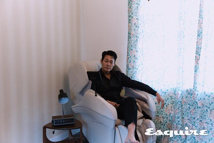 베이지 컬러의 파나소닉 안마 의자 리얼 프로 EP-MAK1-E. 회전 지압 마사지는 파나소닉 안마 의자에서만 누릴 수 있는 전문 마사지 기법. 6개의 스트레칭 동작이 몸의 근육을 이완시킨다.