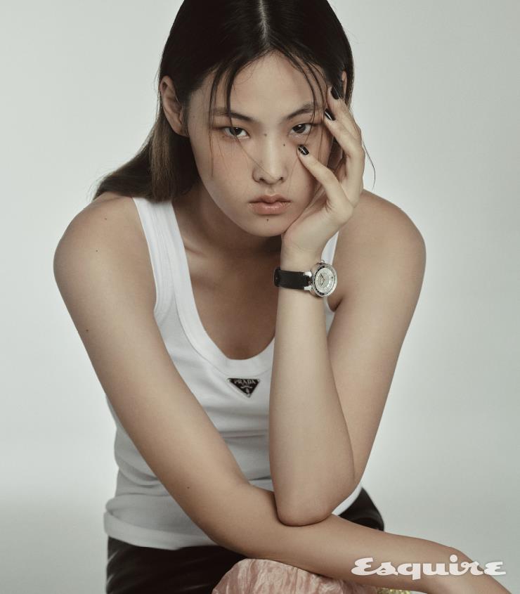 다이아몬드를 세팅한 뉴 링크 레이디 32mm 쿼츠 무브먼트 513만원 태그호이어. 블랙 재킷 220만원대, 칼라 핀 장식 셔츠 60만원대, 버뮤다 팬츠 80만원대 모두 토즈. 블랙 로퍼 가격 미정 구찌. 삭스 가격 미정 디올.