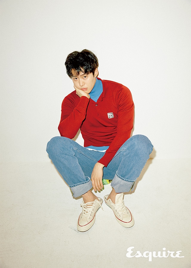 파란색 터틀넥, 붉은색 니트 톱, 흰 티셔츠 모두 프라다. 청바지 메종 마르지엘라. 레이스업 스니커즈 컨버스.