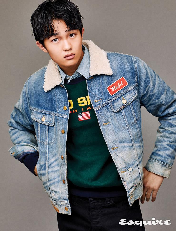 데님 시어링 재킷 30만원대, 초록색 니트 톱 가격 미정, 데님 셔츠 가격 미정, 검은색 팬츠 가격미정 모두 폴로 랄프 로렌. 