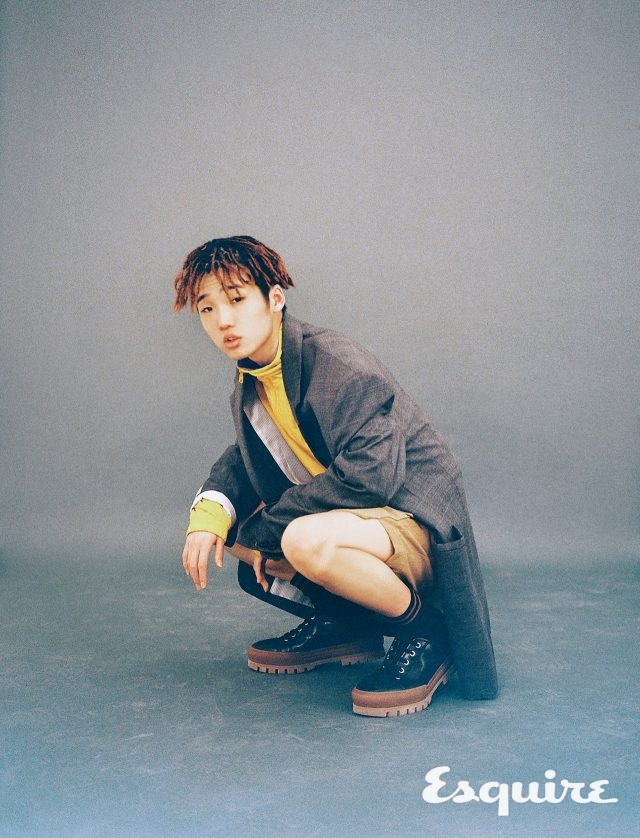 이너로 입은 점퍼 나이키. 오버사이즈 재킷 우영미. 바지 콰이어티스트. 구두 펜디.