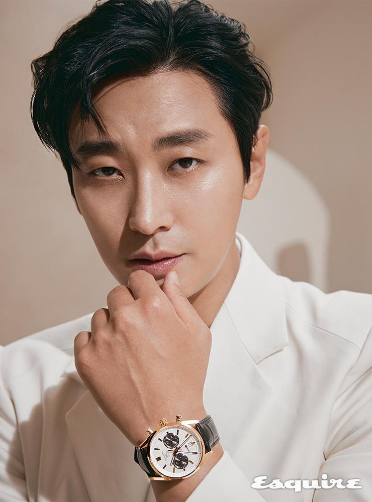 42mm 로즈 골드 케이스와 실버 다이얼의 까레라 잭호이어 88주년 생일 기념 골드 리미티드 에디션 2332만원 태그호이어. 재킷, 팬츠 모두 우영미. 니트 브루넬로 쿠치넬리. 스니커즈 호간.