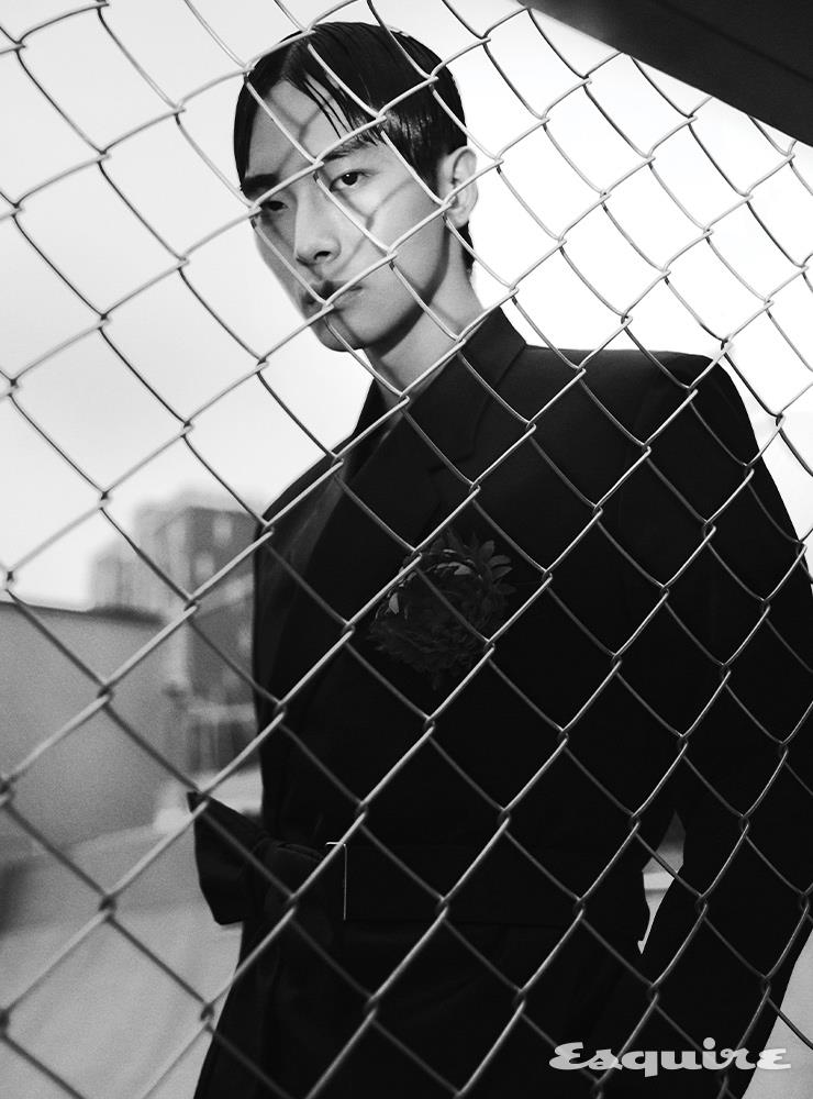 실크 재킷, 보 벨트, 코르사주 모두 가격 미정 디올 맨.