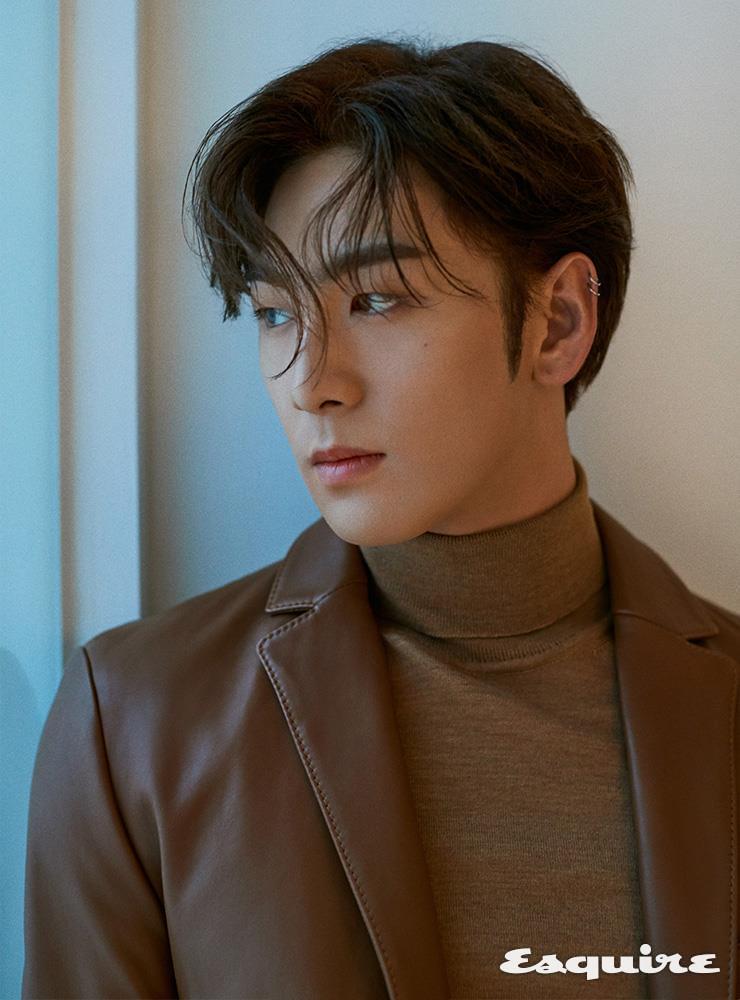 램 레더 재킷, 터틀넥 스웨터 모두 보스 맨.