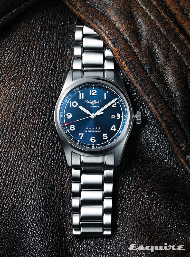새틴 폴리싱한 42mm 스테인리스 스틸 케이스 안으로 COSC 인증을 받은 L888.4 셀프와인딩 무브먼트를 탑재했다. 3백만원 론진.