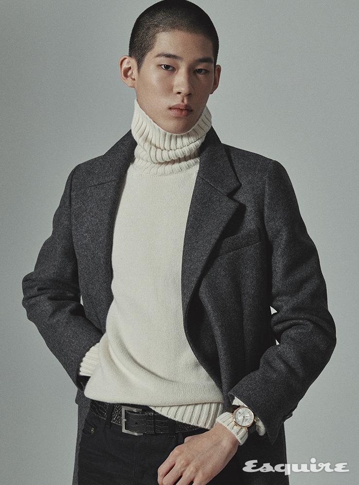 그레이 블레이저 가격 미정 아미. 크림색 터틀넥 2백50만원대 로로피아나. 블랙 데님 팬츠, 벨트 모두 가격 미정 생 로랑 by 안토니 바카렐로. 카슨 오토매틱 젠트 88만원 티쏘.