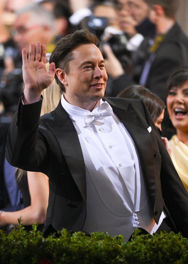 NEW YORK, NEW YORK - MAY 02: Elon Musk arrives to the 2022 Met Gala Celebrating ″In America: An Anthology of Fashion″ at Metropolitan Museum of Art on May 02, 2022 in New York City. (Photo by James Devaney/GC Images)