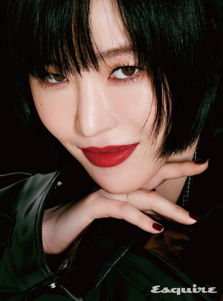 가죽 재킷, 체크 셔츠 모두 디올. 
