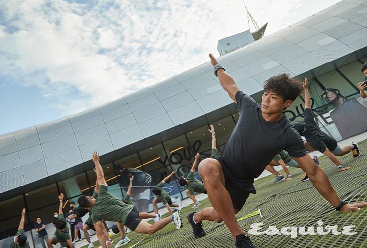 지난 9월 18일 동대문디자인플라자에서 <에스콰이어> 독자를 대상으로 진행한 룰루레몬의 ‘유어 무브 서울(Your Move Seoul)’ 행사 전경. 이날 행사는 김지용 원장의 강연을 시작으로 함께 몸을 움직이는 패스트 세션, 명상을 체험해보는 슬로 세션 순으로 진행됐다. 사진은 패스트 세션에서 스트레칭을 해보는 참가자들의 모습이다.