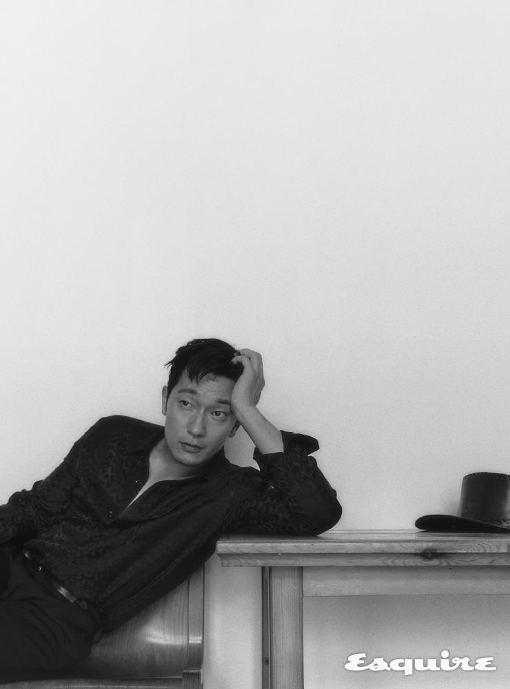 실크 클래식 이브 칼라 셔츠, 블랙 르 스모킹 로우웨이스트 트라우저, 메탈 & 에나멜 브레이슬릿 모두 생 로랑 by 안토니 바카렐로.