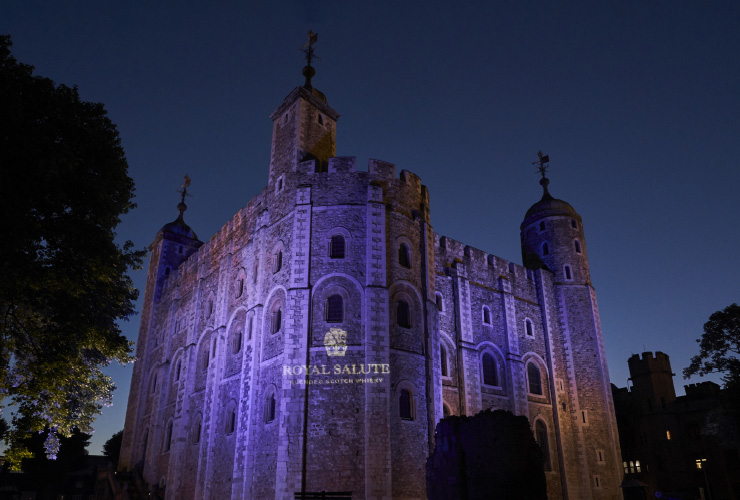 5월 31일 밤. 런던 타워의 본체인 화이트 타워에 로얄살루트의 로고가 플래티넘 주빌리의 컬러인 보랏빛으로 전사된 모습.