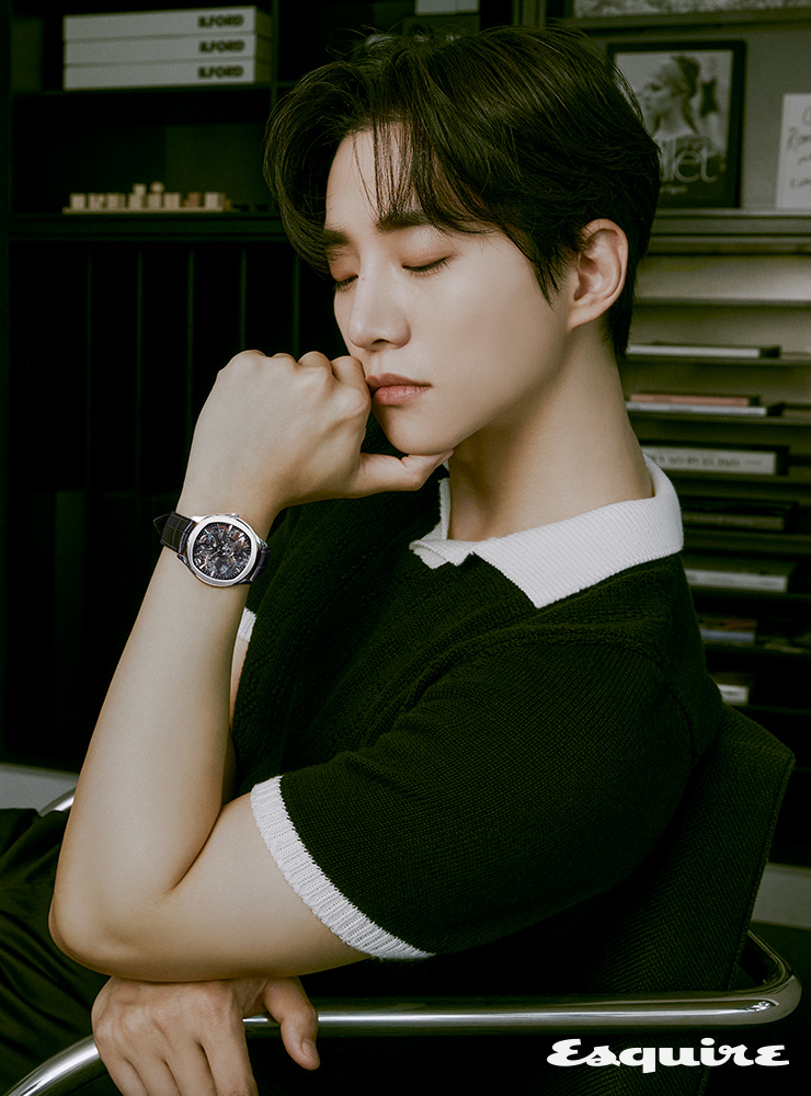 42mm 스틸 케이스와 라운드 베젤, 쿠션형 다이얼, 스켈레톤 무브먼트를 장착한 폴로 스켈레톤 피아제. 니트 톱 어네스트 더블유 베이커.