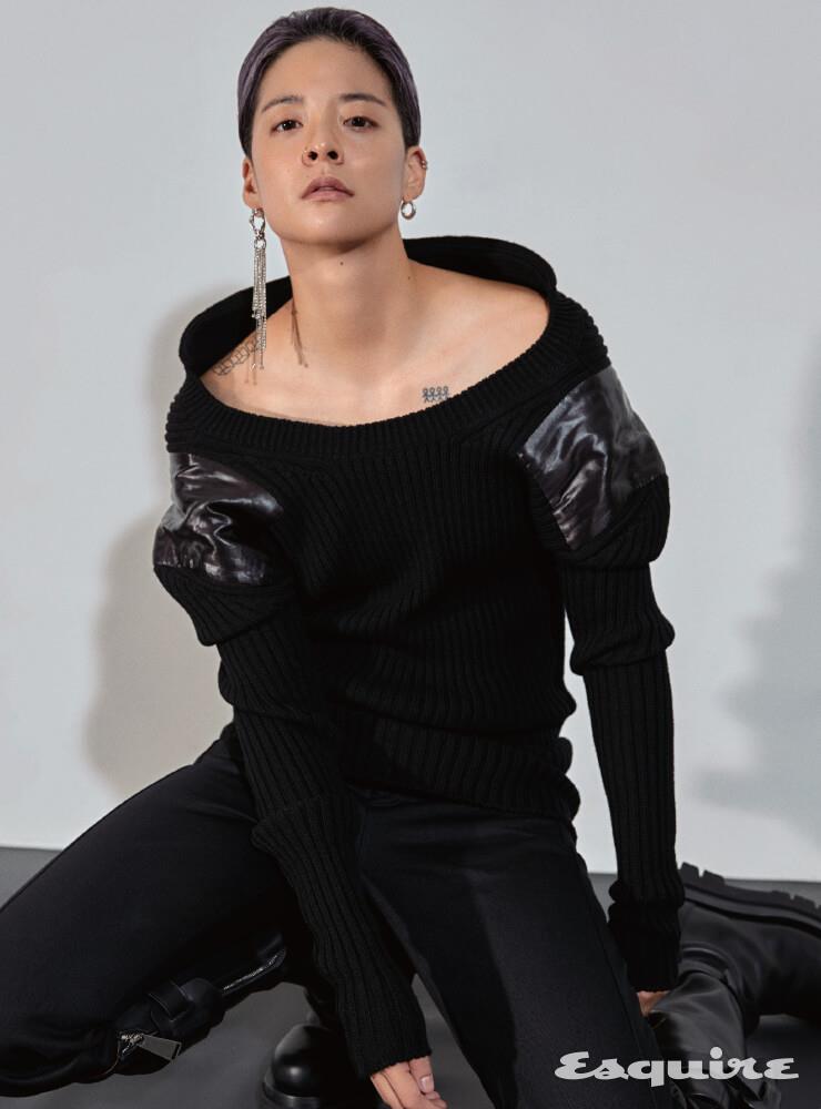 니트 톱, 팬츠, 부츠 모두 보테가 베네타. 귀걸이 스타일리스트 소장품.